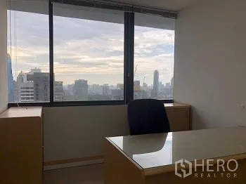 办公空间 出租或出售在Bang Rak, Bangkok - 独立办公室书桌，临近大窗，可眺望曼谷天际线。