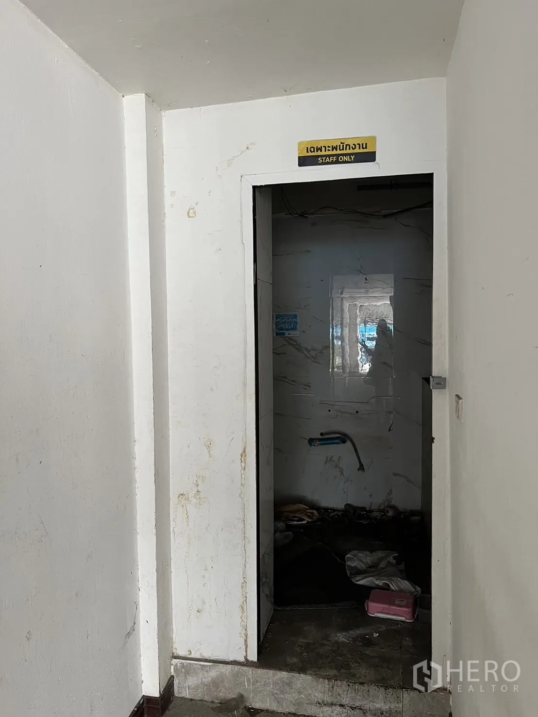 店屋 出租在Khlong Toei, Bangkok - 标有“员工专用”的门，通往后勤机房，墙面未完成。