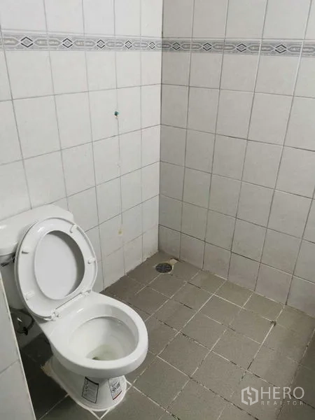 Office Space for rent in Watthana, Bangkok - Tiled bathroom with western toilet and floor drain.