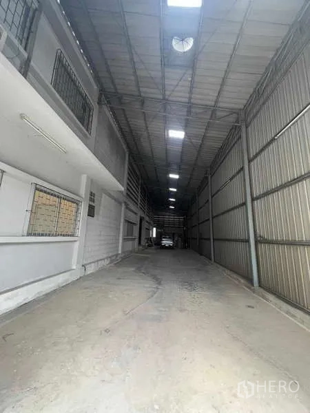 货栈 出租在Lam Luk Ka, Pathum Thani - 仓库内部装卸通道，金属墙体与高挑屋顶，天窗与混凝土地面，位于林路甲县
