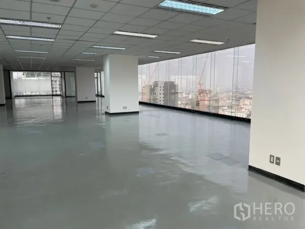 Office Space for rent in Din Daeng, Bangkok - Open-plan office floor with floor-to-ceiling windows and Bangkok skyline views.