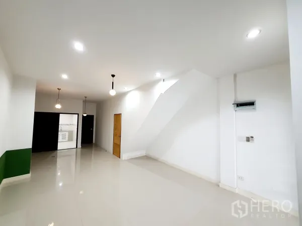 带办公室的家 出租在Khlong Toei, Bangkok - 细长开放式大厅，吊灯照明，通向厨房与卫生间。