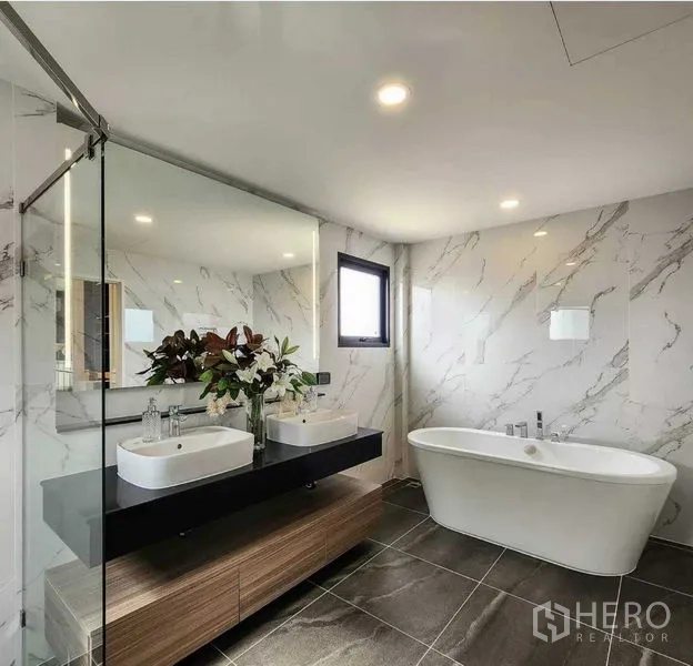 Detached House for sale in Bang Phli, Samut Prakan - Luxurious bathroom with freestanding bathtub, double vanity and marble walls.