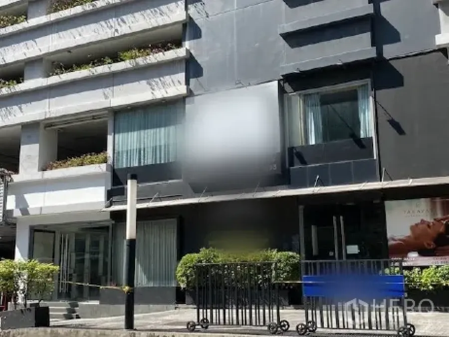 Retail Space for rent in Pathum Wan, Bangkok - Street-facing retail frontage with large glass windows and dark facade in Pathum Wan, ideal for signage and walk-in traffic.