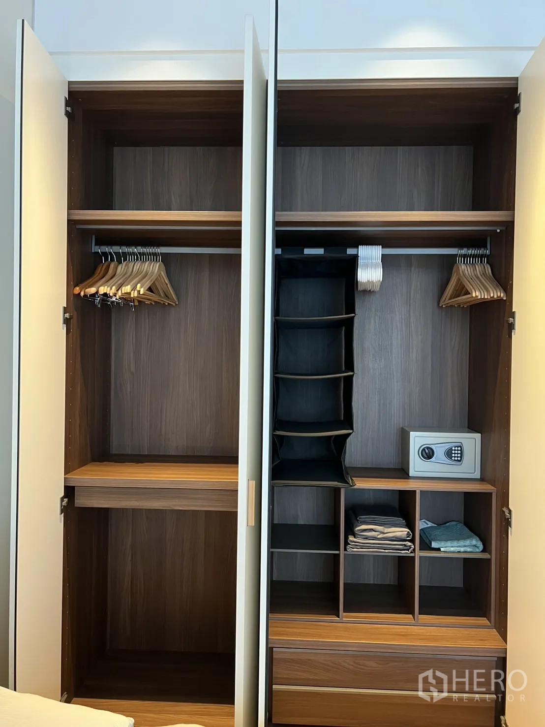 Condominium for rent in Pathum Wan, Bangkok - Built-in wardrobe interior showing shelves, hangers and an in-unit safe.