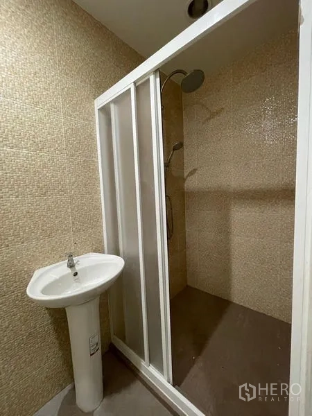 Home Office for rent in Chatuchak, Bangkok - Tiled bathroom with pedestal sink and enclosed shower with sliding doors.
