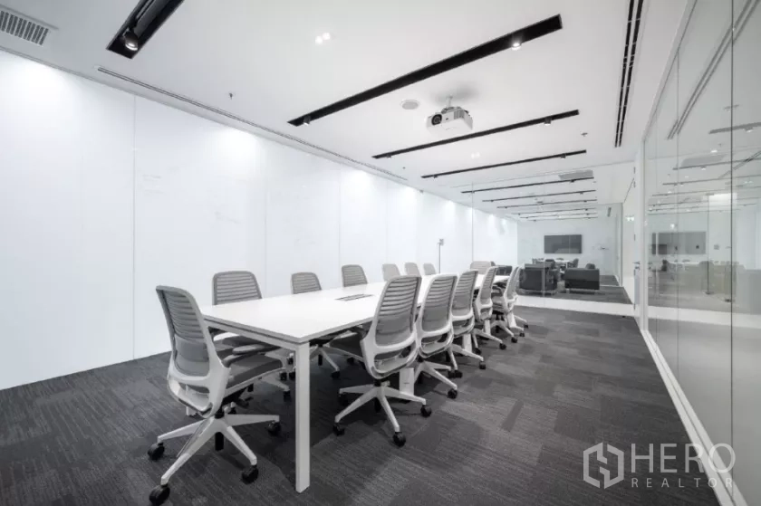 办公空间 出租在Chatuchak, Bangkok - 董事会议室，投影设备与12座长桌，玻璃墙围合。