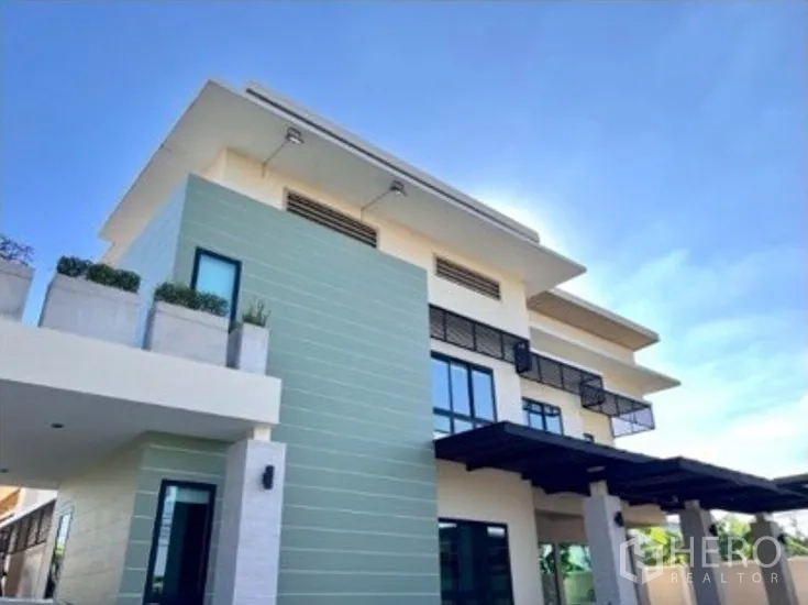 货栈 出租在Bang Phli, Samut Prakan - 现代三层立面，大窗与绿色装饰墙