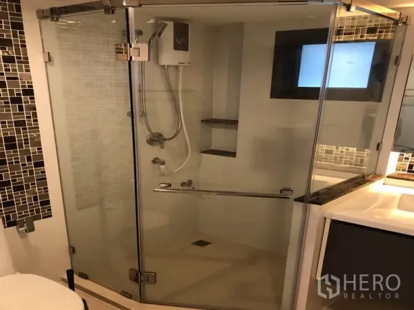 Detached House for rent in Bang Kapi, Bangkok - Bathroom featuring glass-enclosed shower, mosaic tile accents and vanity.