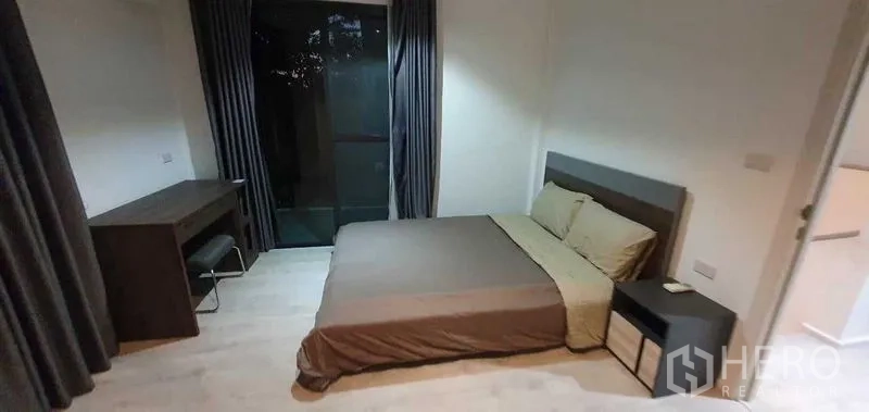 Detached House for rent in Prawet, Bangkok - Bedroom with queen bed, work desk and sliding door to balcony