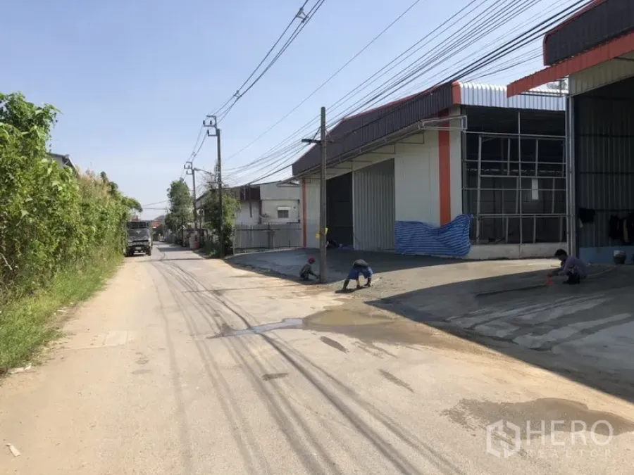 Warehouse for rent in Bang Kapi, Bangkok - Street view of a warehouse with roller shutter and concrete loading apron on a quiet lane in Bang Kapi, Bangkok.