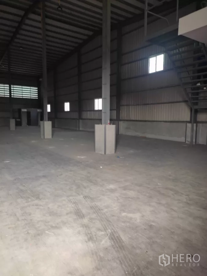 Warehouse for rent in Lat Krabang, Bangkok - Open-plan warehouse with steel columns, stair to mezzanine office and ventilated walls.