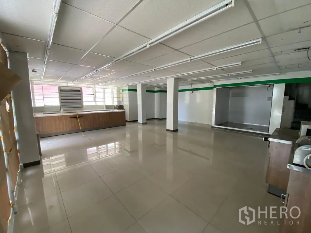 Retail Space for rent in Khlong Toei, Bangkok - Open-plan shop floor with counter, tiled flooring and a stainless-lined alcove.