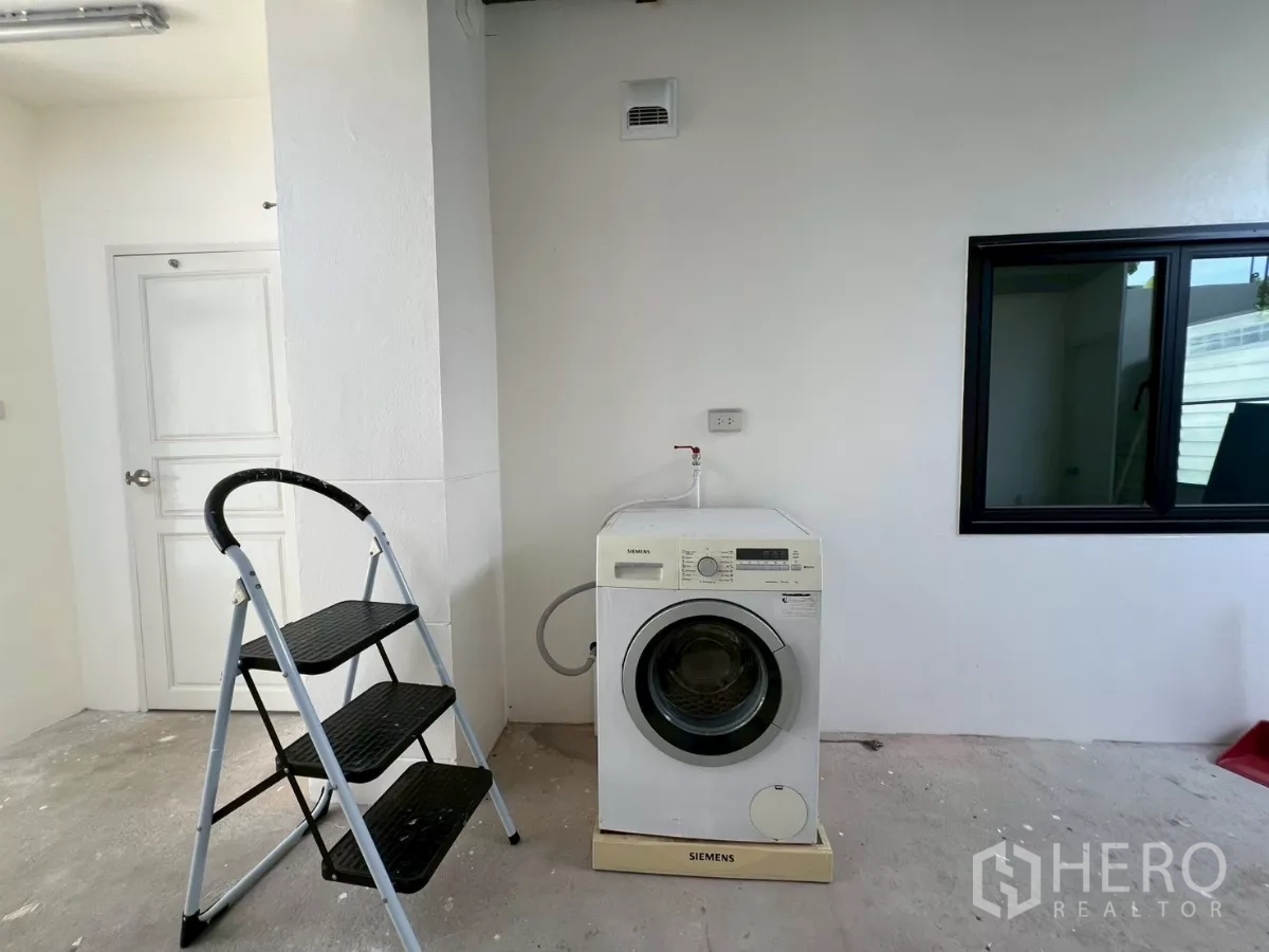 Detached House for rent in Suan Luang, Bangkok - Laundry zone with washing machine in a practical utility space.