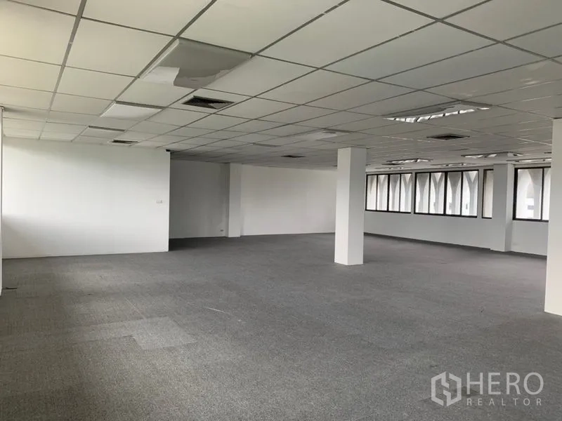 办公空间 出租在Ratchathewi, Bangkok - 未配家具的办公楼层，立柱与地毯齐备，天花板板块适合租户自行装修改造。