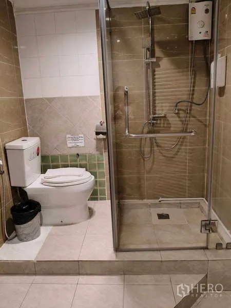 Retail Space for rent in Khlong Toei, Bangkok - Bathroom with glass-enclosed shower, handheld showerhead and toilet.