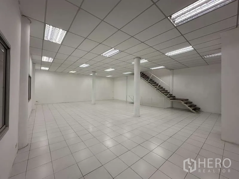 工厂 出租在Khlong Luang, Pathum Thani - 夹层开放式办公区，带楼梯和多扇窗户。