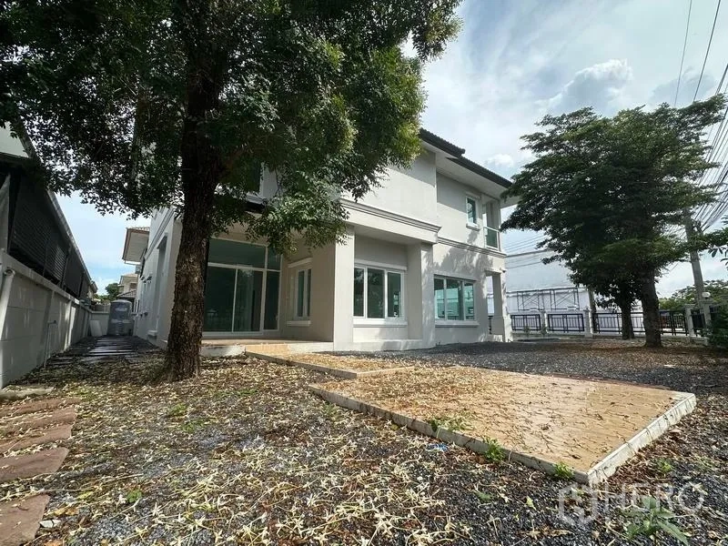 Detached House for sale in Lam Luk Ka, Pathum Thani - Large side yard with mature trees, paved patio and gravel garden.