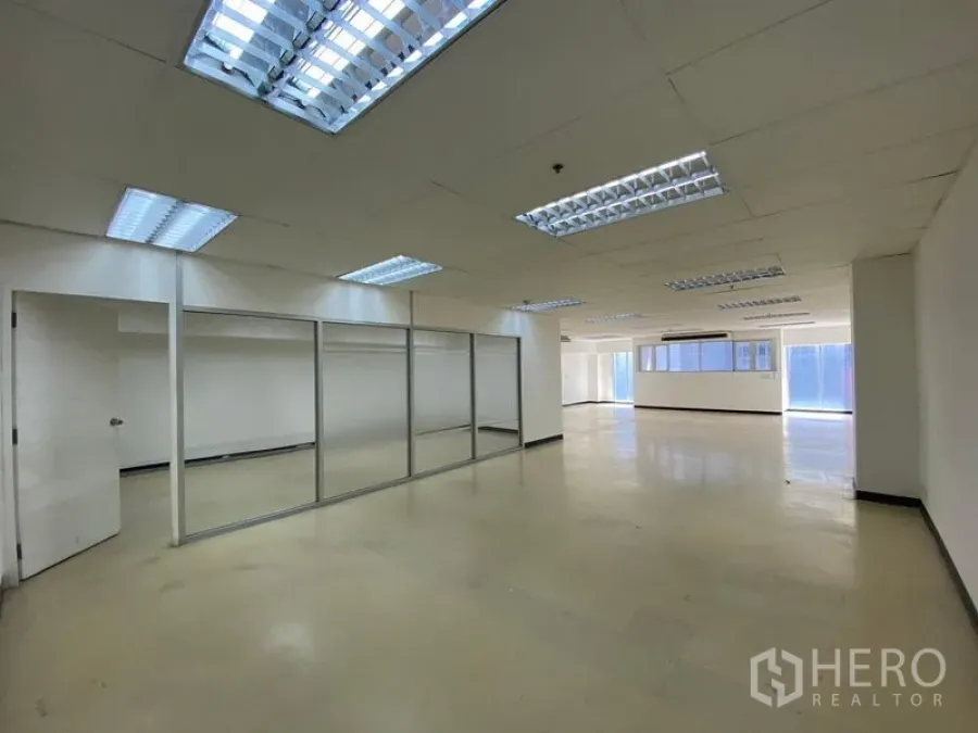 Office Space for rent in Watthana, Bangkok - Open office zone with glass partitions and natural light near Asok BTS.