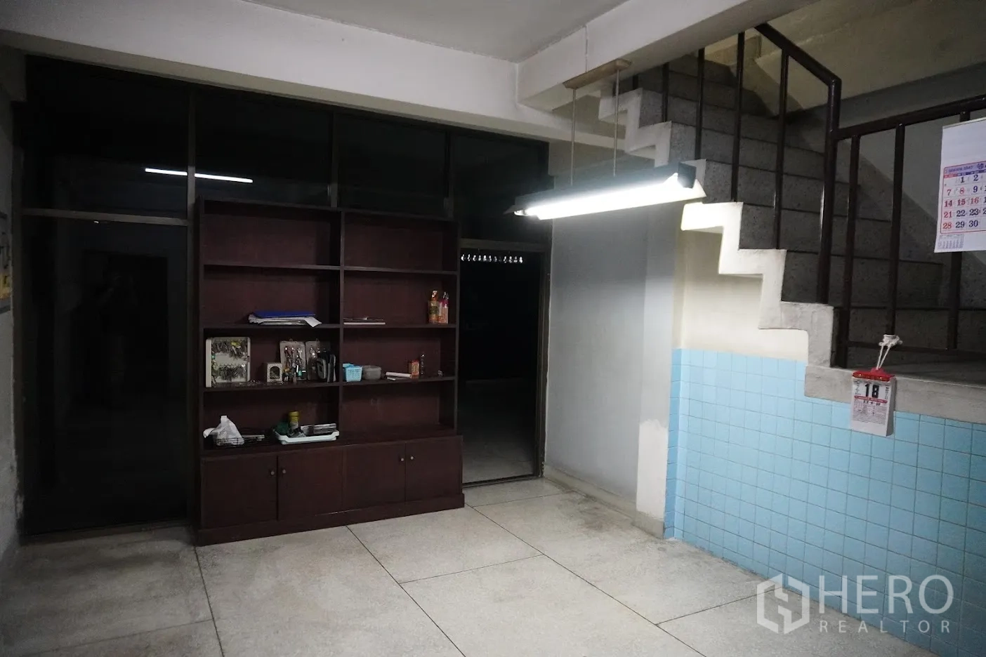 店屋 出租在Watthana, Bangkok - 楼梯前厅，吊挂日光灯与深色木柜。