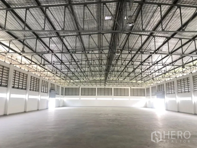 Factory for rent or sale in Bang Pa-in, Phra Nakhon Si Ayutthaya - Wide manufacturing area featuring insulated roof, industrial lighting and ventilation louvers.