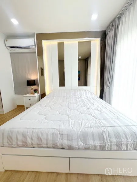 Detached House for rent - Queen bed with illuminated headboard beside full-height curtains and natural light.