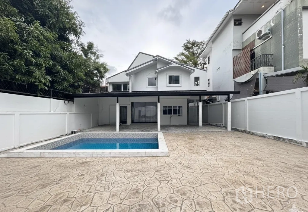 บ้าน ให้เช่า - บ้านเดี่ยวสองชั้นรีโนเวท พร้อมลานกว้าง โรงจอดรถ และสระว่ายน้ำส่วนตัว.