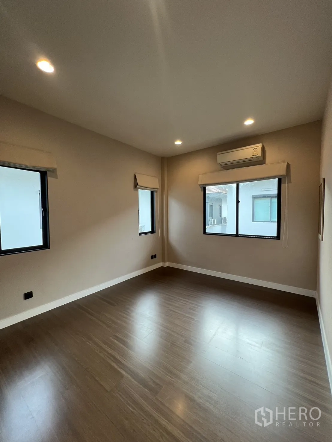 Detached House for rent in Bang Kapi, Bangkok - Fourth bedroom angle with central window and blinds.