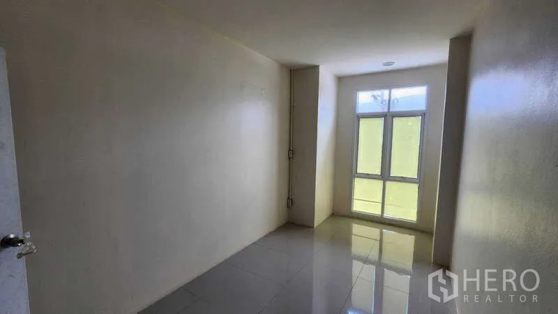 Factory for rent in Samut Sakhon - Narrow office or storage area with window bringing natural light.