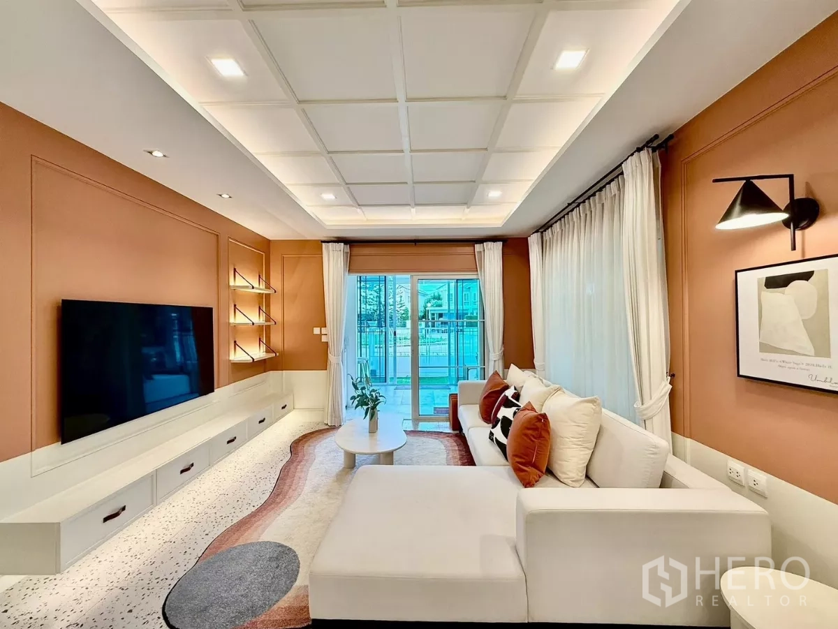Detached House for rent in Bang Phli, Samut Prakan - Cozy lounge with media wall, shelving and sliding doors to the patio.