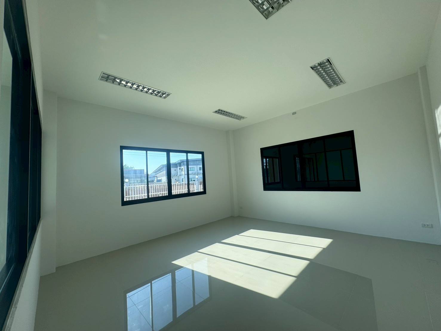 Factory for sale in Mueang Samut Sakhon, Samut Sakhon - Bright office room with large windows, glossy tiled floor and ample natural light.