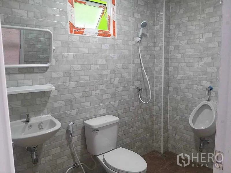 货栈 出租在Bang Khun Thian, Bangkok - 卫生间配坐便器、小便斗、洗手盆与淋浴