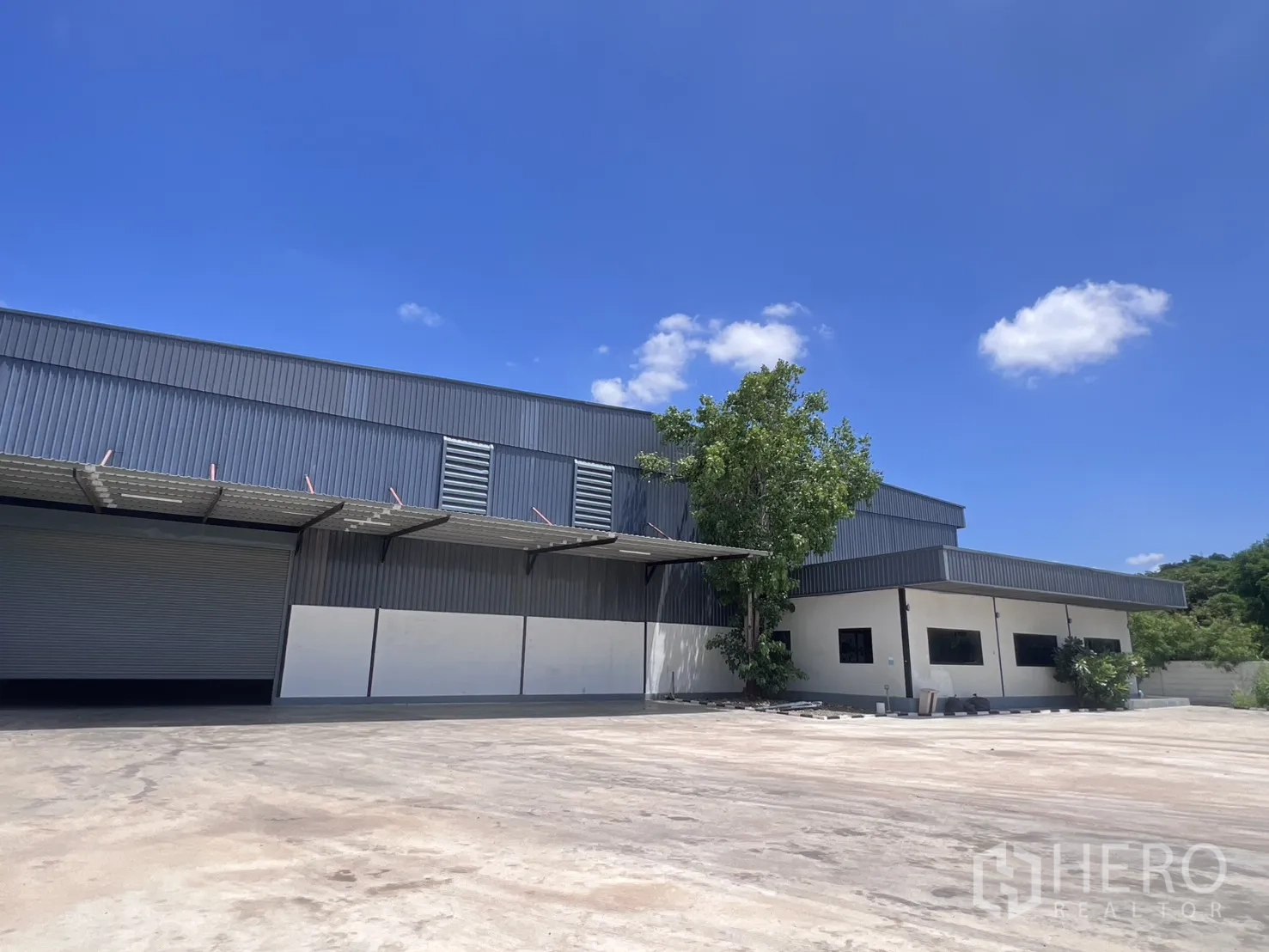 仓库 for rent in Mueang Samut Sakhon, Samut Sakhon - 装卸区设卷帘门与雨棚，立面带通风百叶。