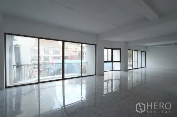 Retail Space for rent in Pathum Wan, Bangkok - Spacious open-plan floor with full-height windows and glossy tiles filling the retail area with natural light.
