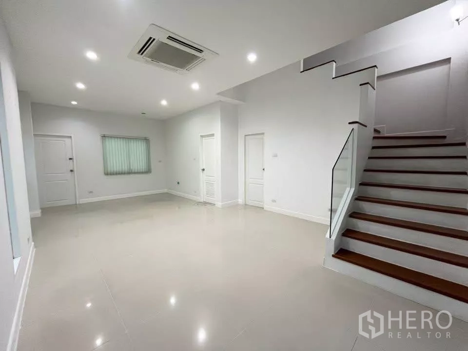 带办公室的家 出租在Bueng Kum, Bangkok - 一层宽敞门厅，亮面地砖、楼梯与吊顶嵌入式空调机。