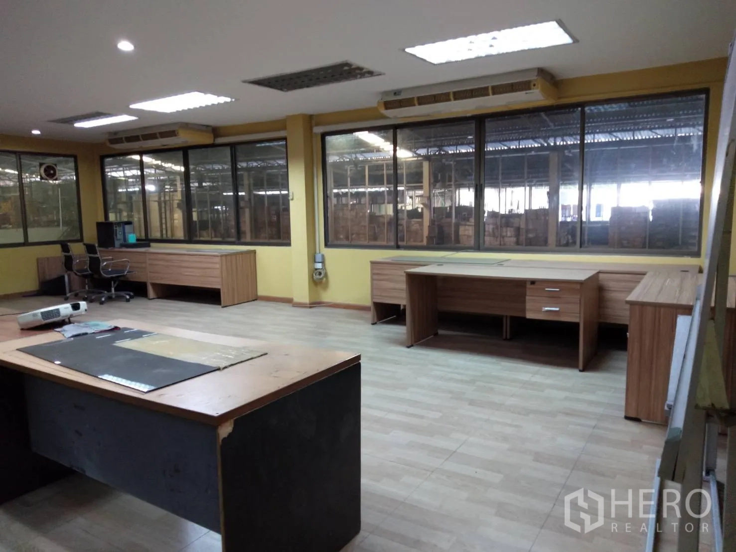 Factory for rent in Lam Luk Ka, Pathum Thani - Managerial office space with built-in desks and air-conditioning units.