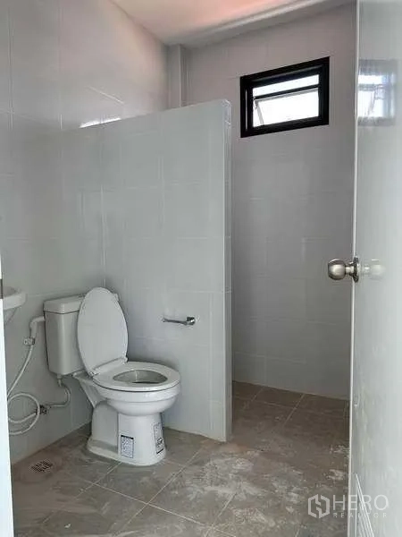 工厂 出租或出售在Bang Bo, Samut Prakan - 工业建筑内的整洁瓷砖卫生间。