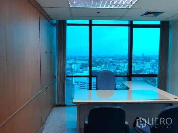 办公空间 出租在Din Daeng, Bangkok - 行政办公室，大面积转角落地窗，俯瞰曼谷天际线。