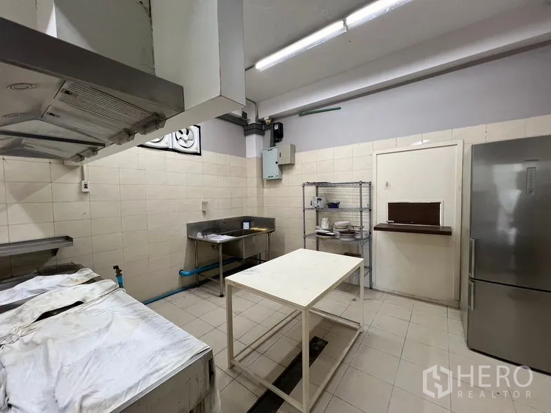 店屋 出租在Suan Luang, Bangkok - 大型商用厨房，设备餐台、抽油烟机、水槽与冰箱。