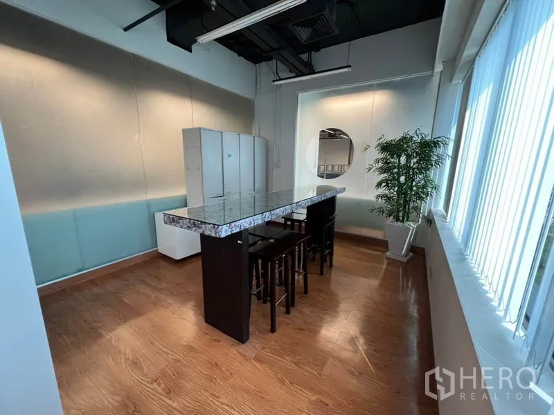 Office Space for rent in Khlong Toei, Bangkok - Pantry and break-out zone with high bar table, stools, lockers and large windows.