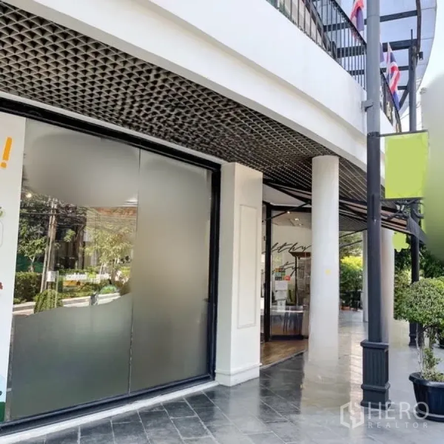办公空间 出租在Khlong Toei, Bangkok - 底层转角单元，磨砂玻璃与白色立柱，格栅天花