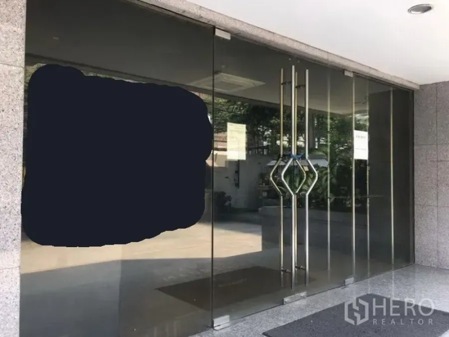 สำนักงาน ให้เช่าในPathum Wan, Bangkok - ประตูทางเข้าอาคารสำนักงานกระจกใส พร้อมมือจับสแตนเลสคู่.