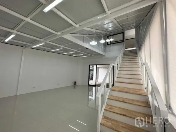 办公空间 出租或出售在Khlong Toei, Bangkok - 宽敞的双层高度工作区，设楼梯与吊灯。