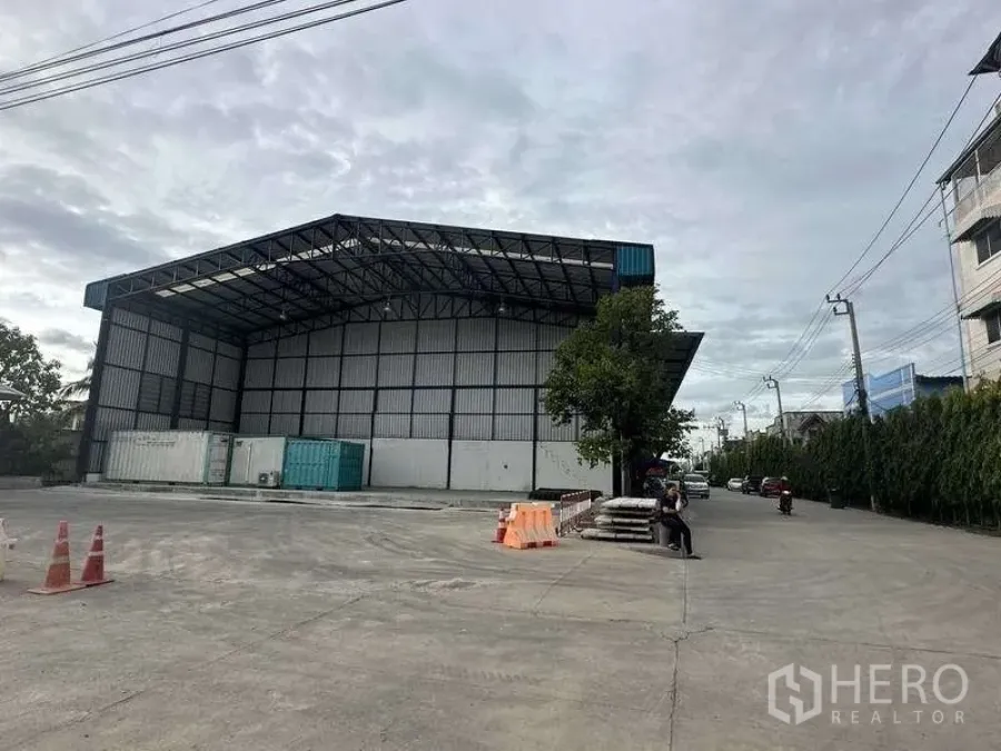 คลังสินค้า ให้เช่าในSamut Prakan - โกดังโครงเหล็กหลังคาสูง พร้อมลานคอนกรีตกว้าง ในย่านอุตสาหกรรมบางพลี