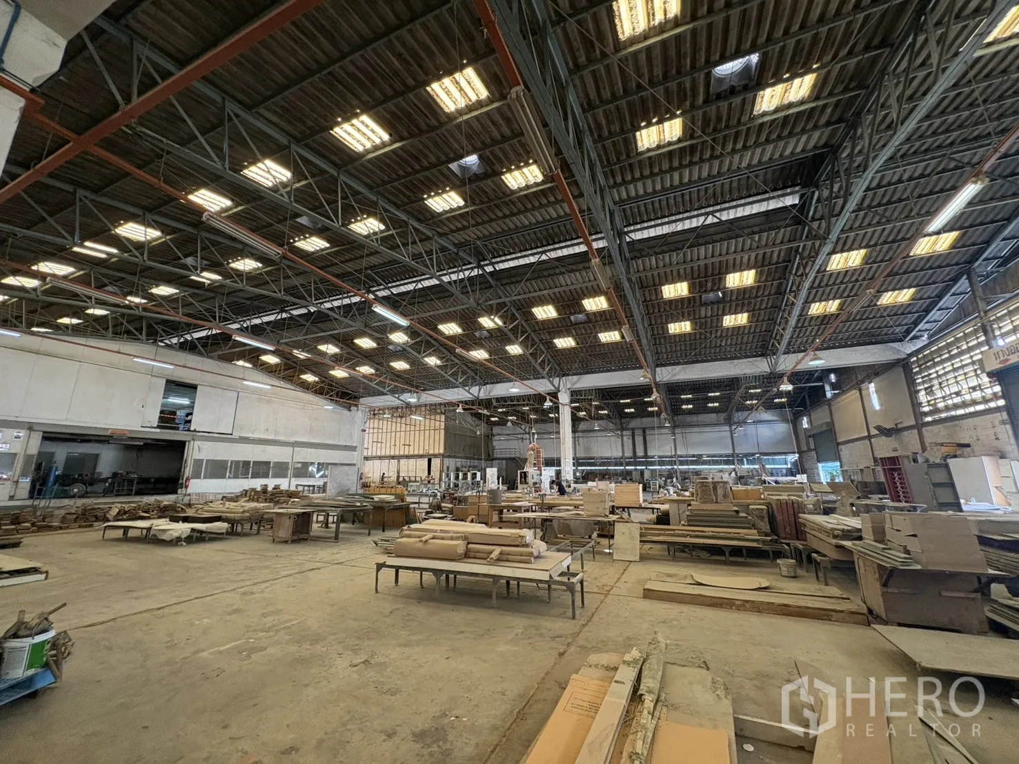 Factory for sale in Khlong Toei, Bangkok - Open production bay with worktables and packaged materials