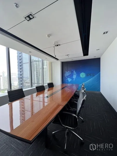 办公空间 出租在Huai Khwang, Bangkok - 董事会议室，长木桌、行政椅与城市景观。