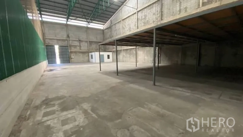 货栈 出租在Prawet, Bangkok - 宽敞高挑仓库内部，带天窗、混凝土地面与钢结构夹层，适合扩展存储。