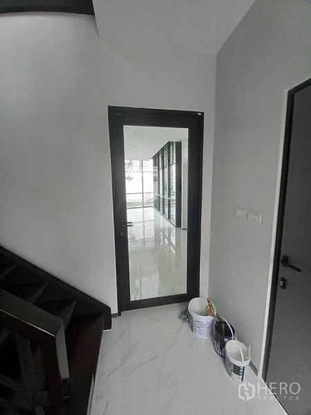 Retail Space for rent in Khlong Toei, Bangkok - Glass door corridor opening to a bright retail hall with floor-to-ceiling windows.