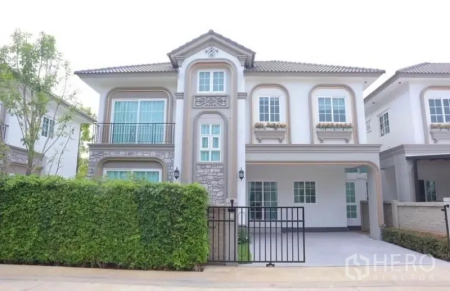 Detached House for rent in Bang Phli, Samut Prakan - Two-storey detached house with classic facade, gated driveway and hedge in Bang Phli.