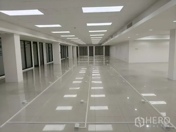 Office Space for rent in Chatuchak, Bangkok - Deep floor plate office showing cable trunking on tiles and even ceiling lighting